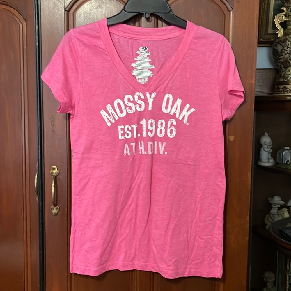 Mossy Oak Pink V-Neck Pink Short Sleeve T-Shirt With Logo Front Size Medium